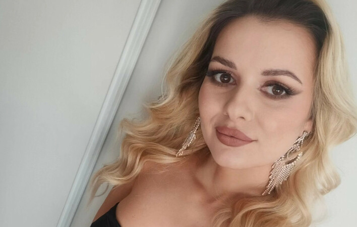 Jest znaną wokalistką disco polo! Tak Basia Pędrak olśniewa dekoltem w mediach! Fani „Piękna„