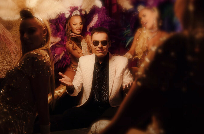 „Bawmy Się” – DISCOPRINCE podbija Sylwestra! Nowa piosenka już stała się hitem
