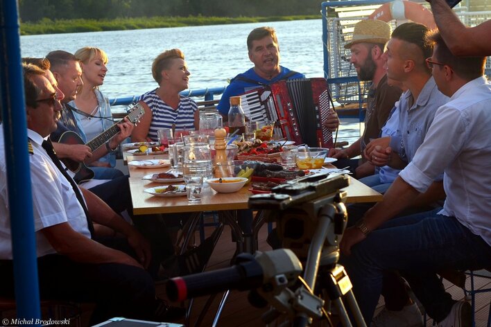 Bayer Full grilluje w TVP1