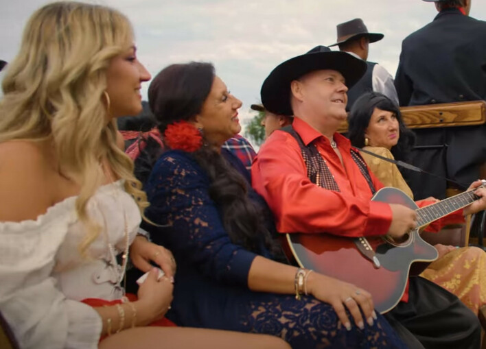 Bayer Full zaskakuje nowym hitem! „Szariko Mariko„ to energetyczne połączenie disco polo i cygańskich rytmów!

