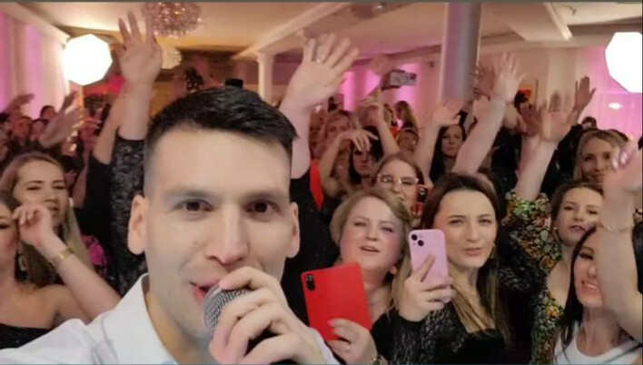 Bayera na żywo z hitem pt. „Kocha się raz„. To prawdziwy hicior! Czy to najlepszy hit weselnym?