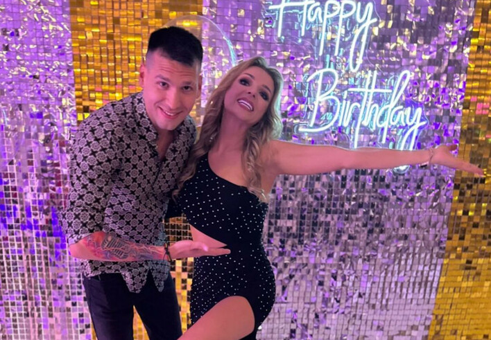 Bayera zagrał na 30-stce Olgi! Zaśpiewał na żywo swój najnowszy hit pt. „Bujaj„! 