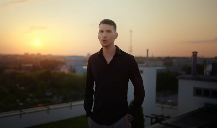 Bayera zaskoczył nowością! ”Podróż w nieznane” hitem lata? Ponad pół miliona odsłon w kilka dni!

