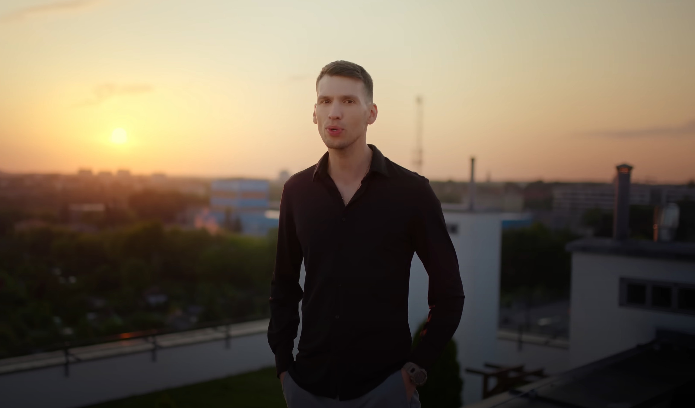 Bayera zaskoczył nowością! ”Podróż w nieznane” hitem lata? Ponad pół miliona odsłon w kilka dni!

