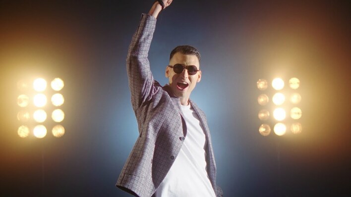 „Ze mną tańcz„ w klubowym wydaniu! Nowa odsłona hitu Bayera podbija serca fanów!

