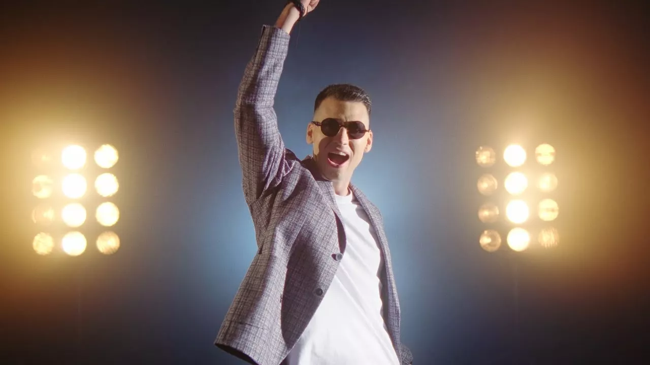 „Ze mną tańcz„ w klubowym wydaniu! Nowa odsłona hitu Bayera podbija serca fanów!

