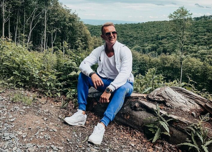 To zdjęcie budzi respekt! Wokalista disco polo stawia czoła bólowi! 