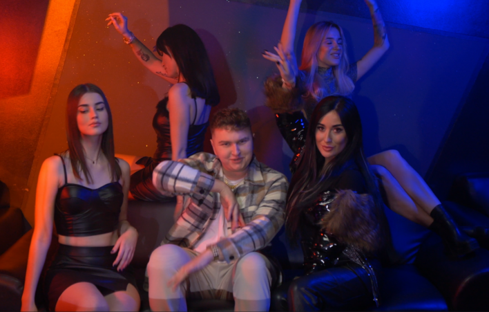 „Biały Top„ mega klubowa premiera od Tego Gościa! To prawdziwy hicior!