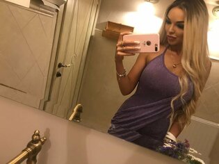 Biust słynnej wokalistki disco polo wylewa się spod skąpej bluzki!