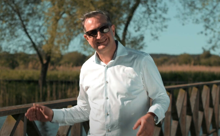 Bogdan Borowski powraca do początków lat 90! Fani: „Stare, dobre disco„. Ta nowość oczaruje wszystkich!