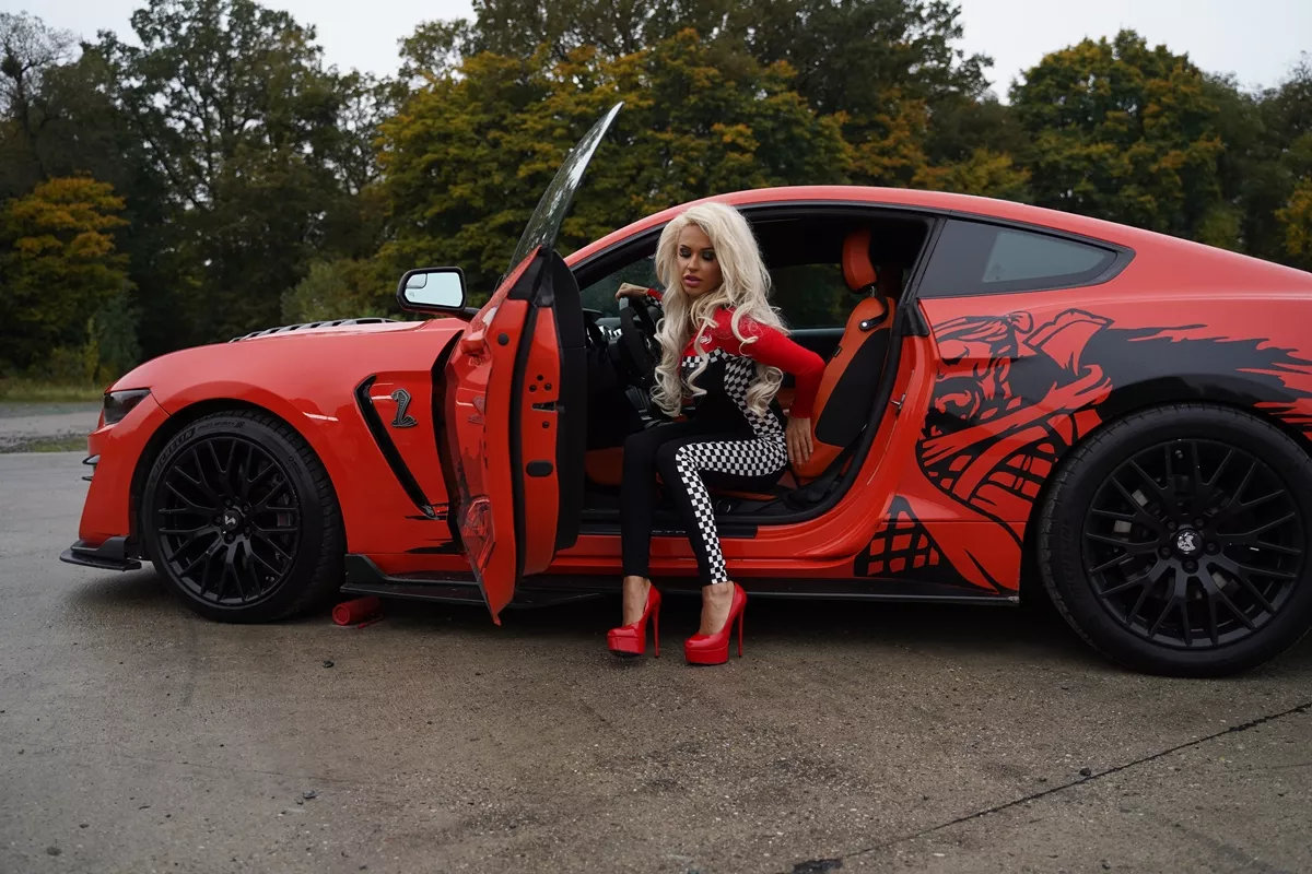 Bohaterka teledysku Von Praisa - Emila Klicka wyrzucona z samochodu?! Co tam się działo!