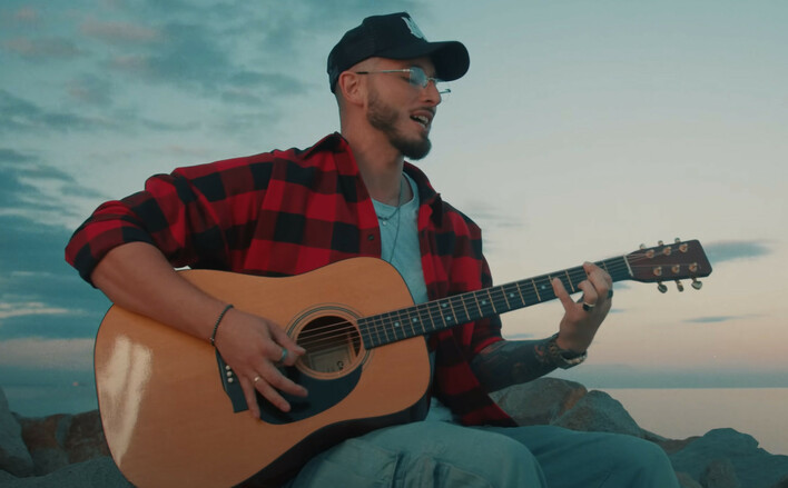 Boogie z zespołu Łobuzy debiutuje solo z hitem „Na waleta„! Wykręcił niezłe liczby!