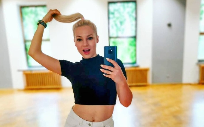 Znana wokalistka disco polo kusi głębokim dekoltem! Fani disco polo nie szczędzą Jej komplementów! 