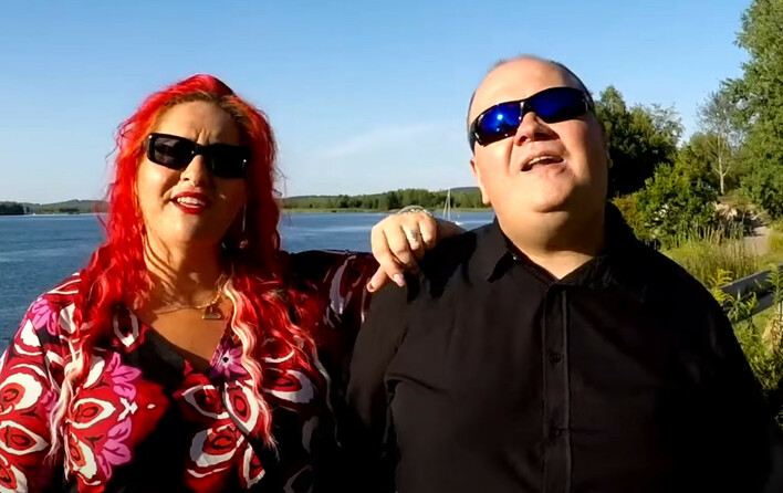 „Było warto” Piotra Olszewskiego porusza tysiące słuchaczy. To ciekawy projekt artysty w 2025 roku