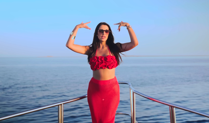 Caroline prezentuje nastrojową nowość „Znów Ty”.