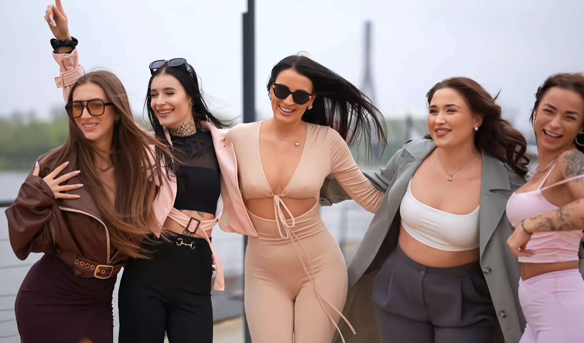 Caroline w nowym klipie z czterema dziewczynami! „Robię co chcę" to premiera, o której mówią wszyscy