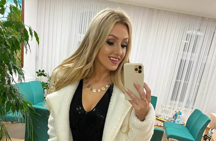 Casandra w jacuzzi przykuwa uwagę zdjęciem w białym bikini