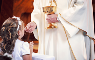 Cena komunii przekracza cenę wesela? Rodzice podliczają koszty przyjęcia dla dziecka