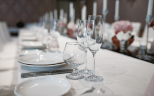 Cena weselnego „talerzyka„. Kwoty zwalają z nóg