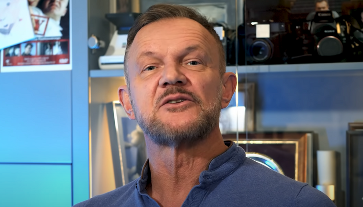 Cezary Pazura interpretuje znane hity disco polo! W jego wykonaniu brzmią jak wielkie dzieła literackie! | VIDEO