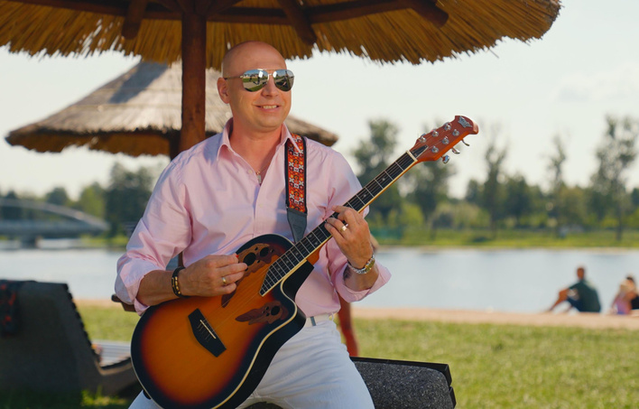 „Chcę z Tobą Tańczyć” – Junior z nową piosenką i teledyskiem, który przenosi z Podlasia nad Adriatyk