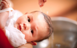 Chrzest 2023: ile powinniśmy wrzucić do koperty? Kwoty, które zaskoczą