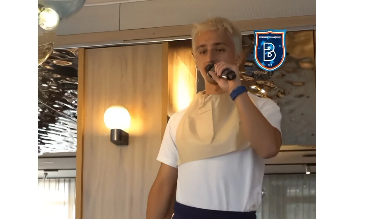 Chrzest Karbownika w Basaksehirze: zaśpiewał „Halo tu Londyn" zespołu Weekend