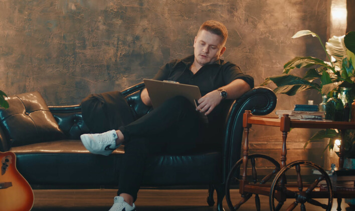 Chwytająca za serce premiera disco polo! Arek Kopaczewski w nowości pt. „Dla mnie, dla niej„! To najpiękniejsza ballada?