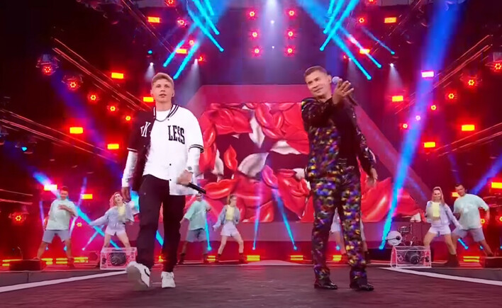 „Ciało do ciało„ po angielsku?! Marcin Siegieńczuk po raz pierwszy z synem na scenie! Skradli show Disco HIT Festival Kobylnica 2022! VIDEO