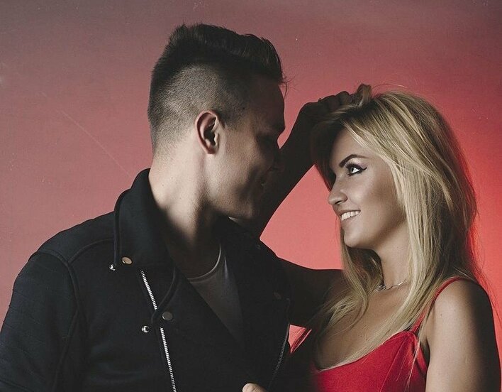 Ciężko oderwać wzrok! Wokalista disco polo zaśpiewał dla swojej przepięknej żony! VIDEO