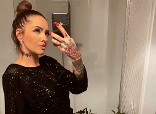 Śliczna gwiazda disco polo w zmysłowej bieliźnie świętuje urodziny. Artystka czuje się wyśmienicie! 
