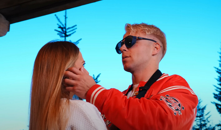 „Co w Tobie jest„ - Skolim i jego zimowa ballada, która podbiła serca Polaków! Jego wynik najlepszy w Polsce!