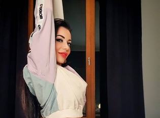 Opadną Wam szczęki! Gwiazda disco polo zachwyca idealnymi pośladkami! ”Nooo odważnie”