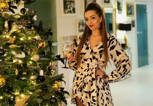 Co za kadr! Gwiazda klipów disco polo w kuszącej sukni z lampką wina! Wygląda zjawiskowo! 