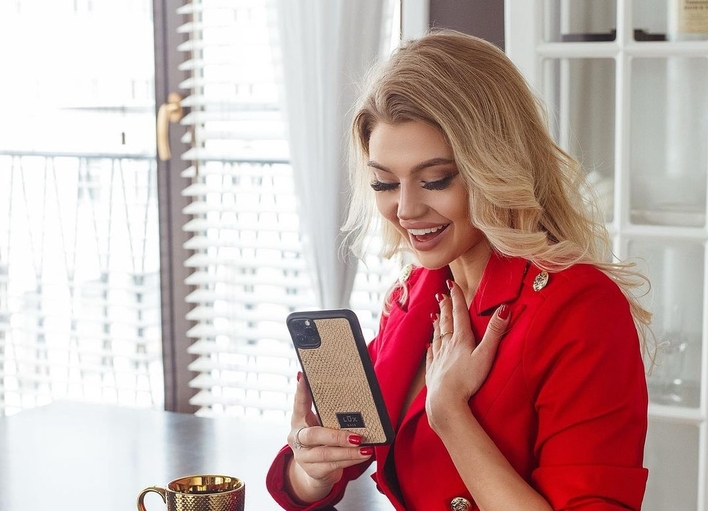 Co za materiał! Ponętny biust gwiazdy disco polo pięknie podkreślony! Nie oderwiesz oczu!