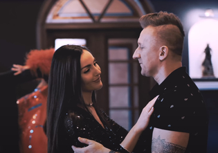 Co za produkcja! Romantyczne takty umieszczone w doskonałym utworze disco polo.