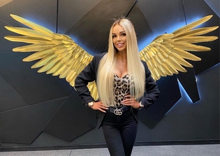 Co za widok, opadną Wam szczęki! Gwiazda disco polo kusi w zmysłowej pozie i ponętnym bikini
