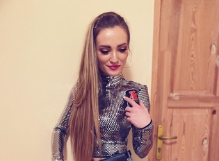 Co za widok! Piersi gwiazdy disco polo niemal ”wyskoczyły” z bluzki. 
