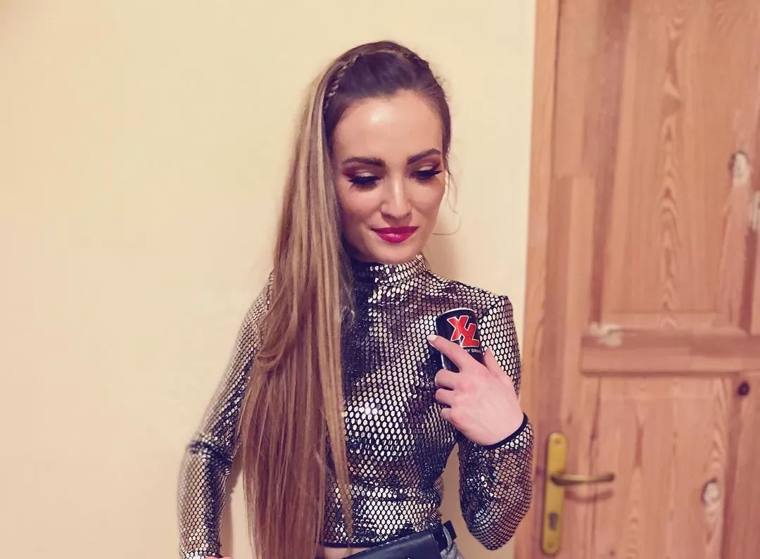 Co za widok! Piersi gwiazdy disco polo niemal ”wyskoczyły” z bluzki. 
