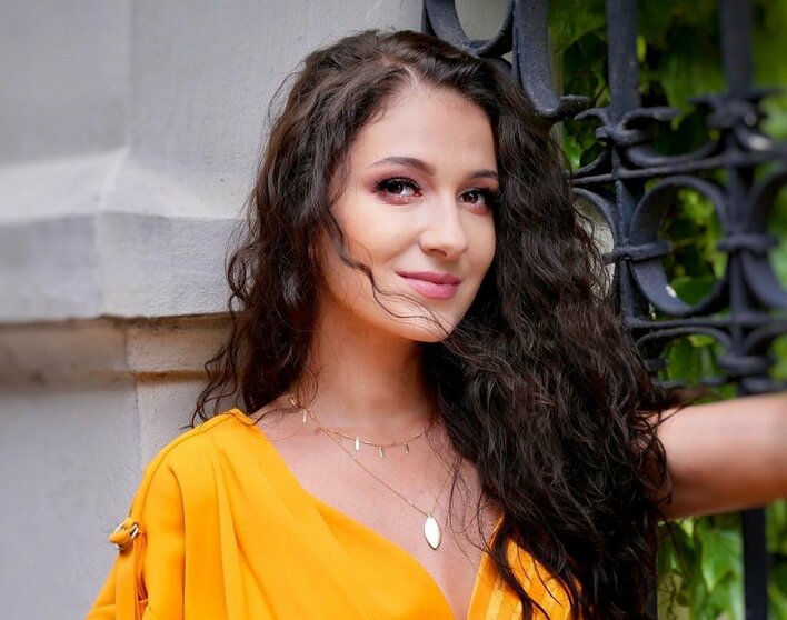 Żona gwiazdora disco polo odważnie eksponuje swój atrakcyjny dekolt!