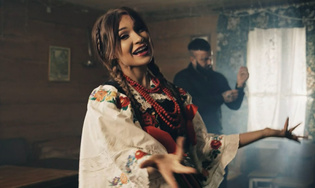 Cola prezentuje nowy utwór „Mama Mówiła” – świeże brzmienie w stylu folk disco