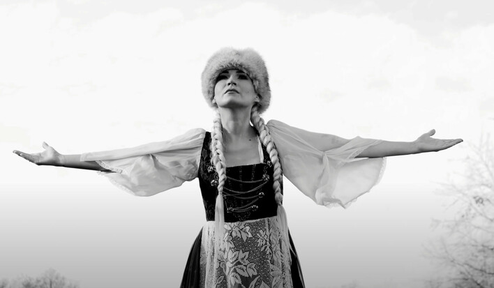 Cola z nowym przebojem „Biegałam ja za nim” – finalista Disco Star w biesiadnym klimacie
