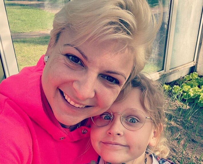 Córka Magdy Narożnej w różowych włosach. Zdjęcie obiegło internet. 