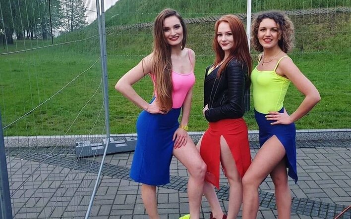 Cóż za odwaga! Piękne wokalistki disco polo kuszą na scenie! Zobaczcie ich strój!