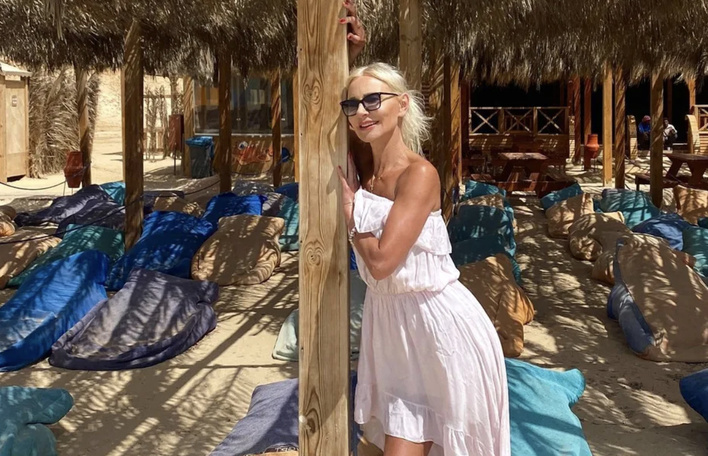 Cudowna gwiazda kusi na wakacjach! Elwira Mejk pokazała pośladki w skąpym bikini! Internauci komentują ”Cudowne ciało”!
