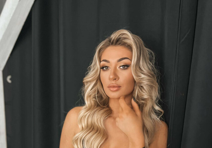 Wokalistka disco polo gwiazdą internetu! Wszystko przez skąpą sukienkę i odsłonięte ciało! Fani „BOGINI„