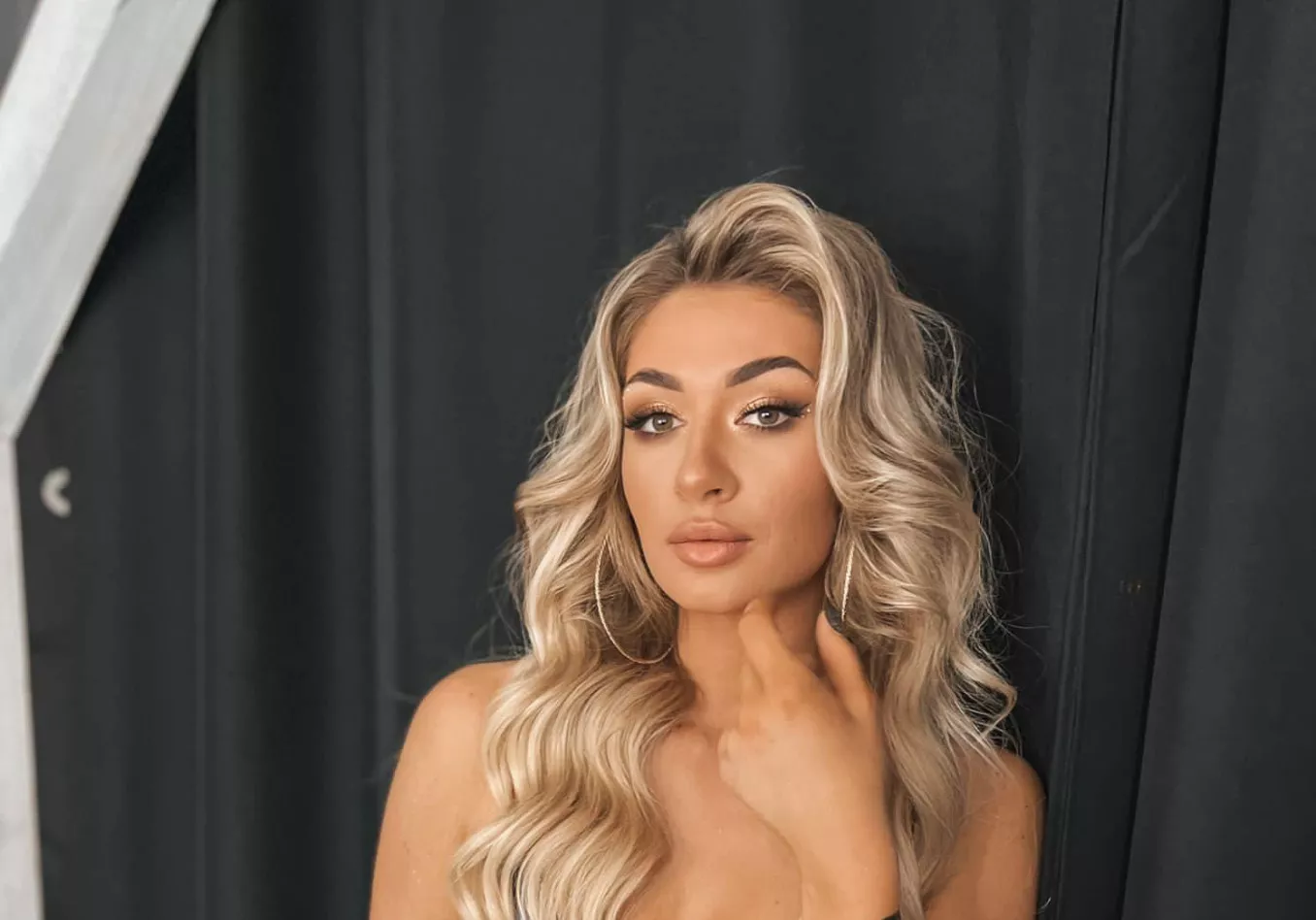 Wokalistka disco polo gwiazdą internetu! Wszystko przez skąpą sukienkę i odsłonięte ciało! Fani „BOGINI„