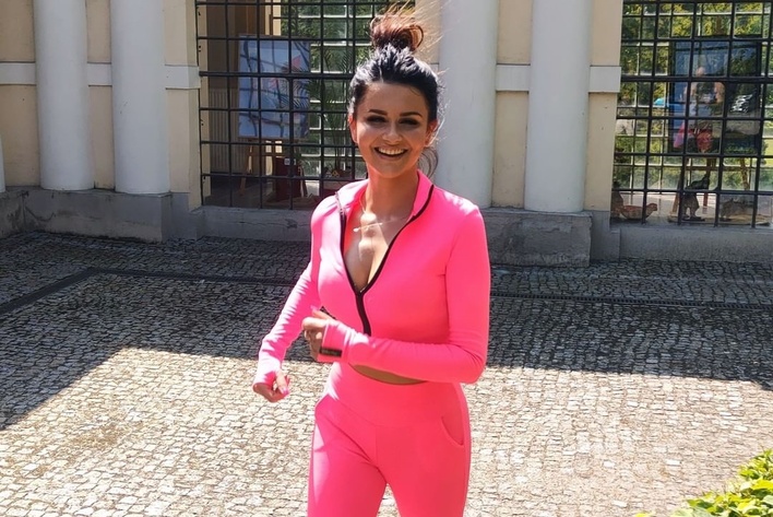 Prześliczna gwiazdeczka disco polo eksponuje cudowne nogi! Kuszące zdjęcie gwiazdy bije rekordy popularności w sieci! 