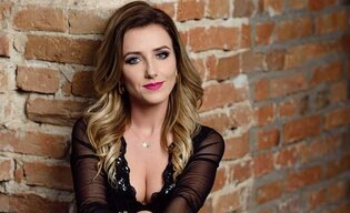 Cudowna wokalistka disco polo oczarowała fanów! Co za nogi! 