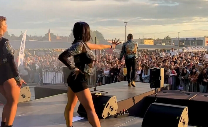 Czadoman: Tłum fanów na koncercie w Białobrzegach zaśpiewał HIT ”Na końcu świata”! Co za widowisko! Zobacz to nagranie